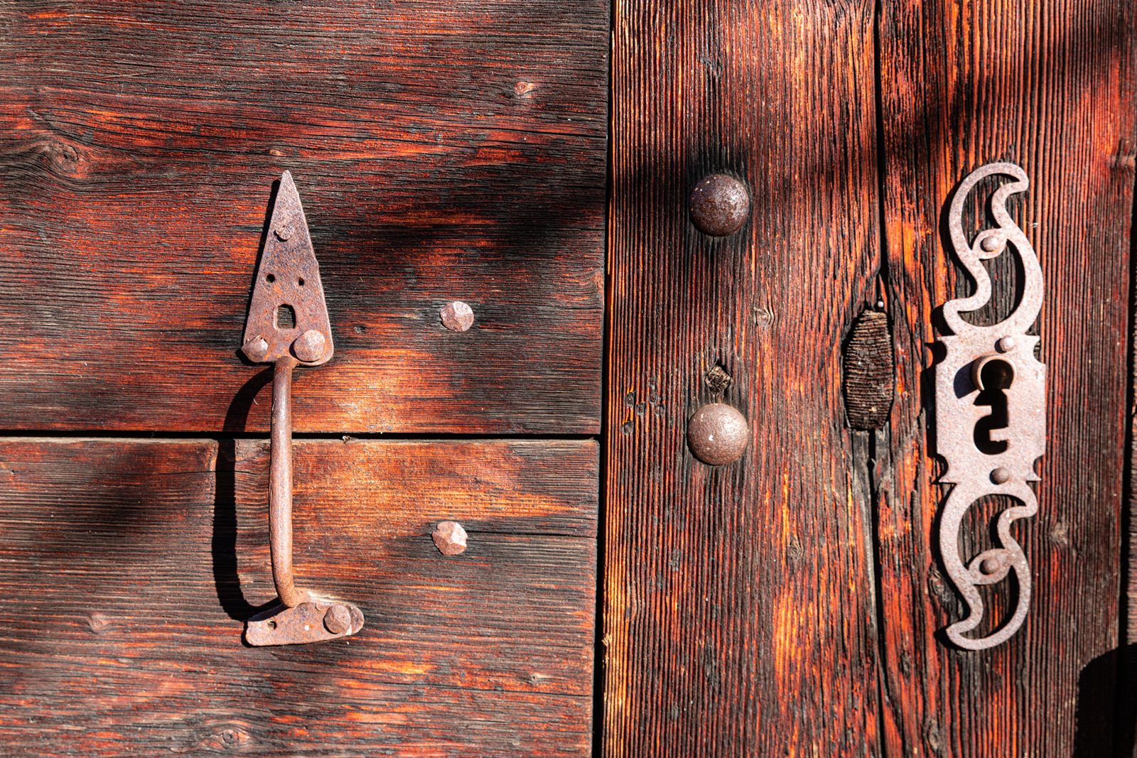 Détail d'une porte de chalet ancienne